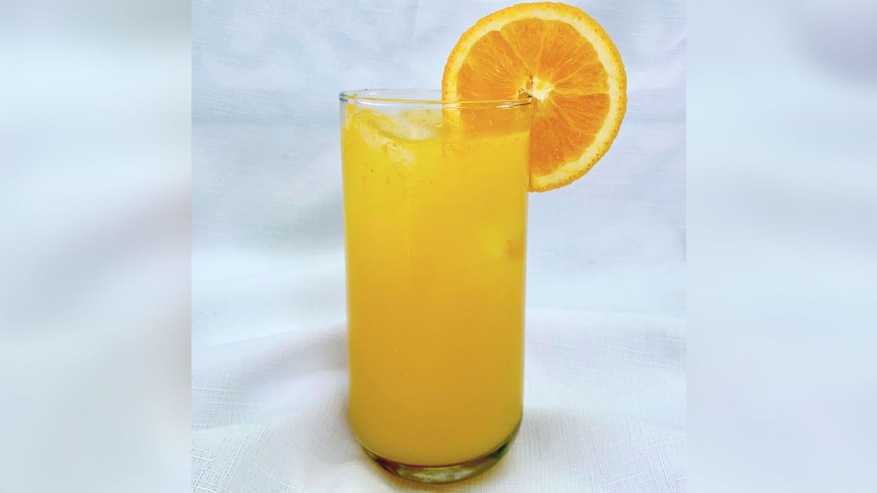 Tento recept dodává klasické pomerančové sodovce sladký nádech.