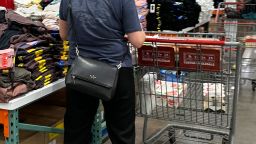 Пазаруващ проучва купища дрехи на търговска маса в склад на Costco, четвъртък, 22 юни 2023 г., в Колорадо Спрингс, Колорадо. В петък Министерството на търговията публикува своя доклад за май относно потребителските разходи. Докладът съдържа мярка за инфлацията, която се следи отблизо от Федералния резерв. (AP Photo/David Zalubowski)