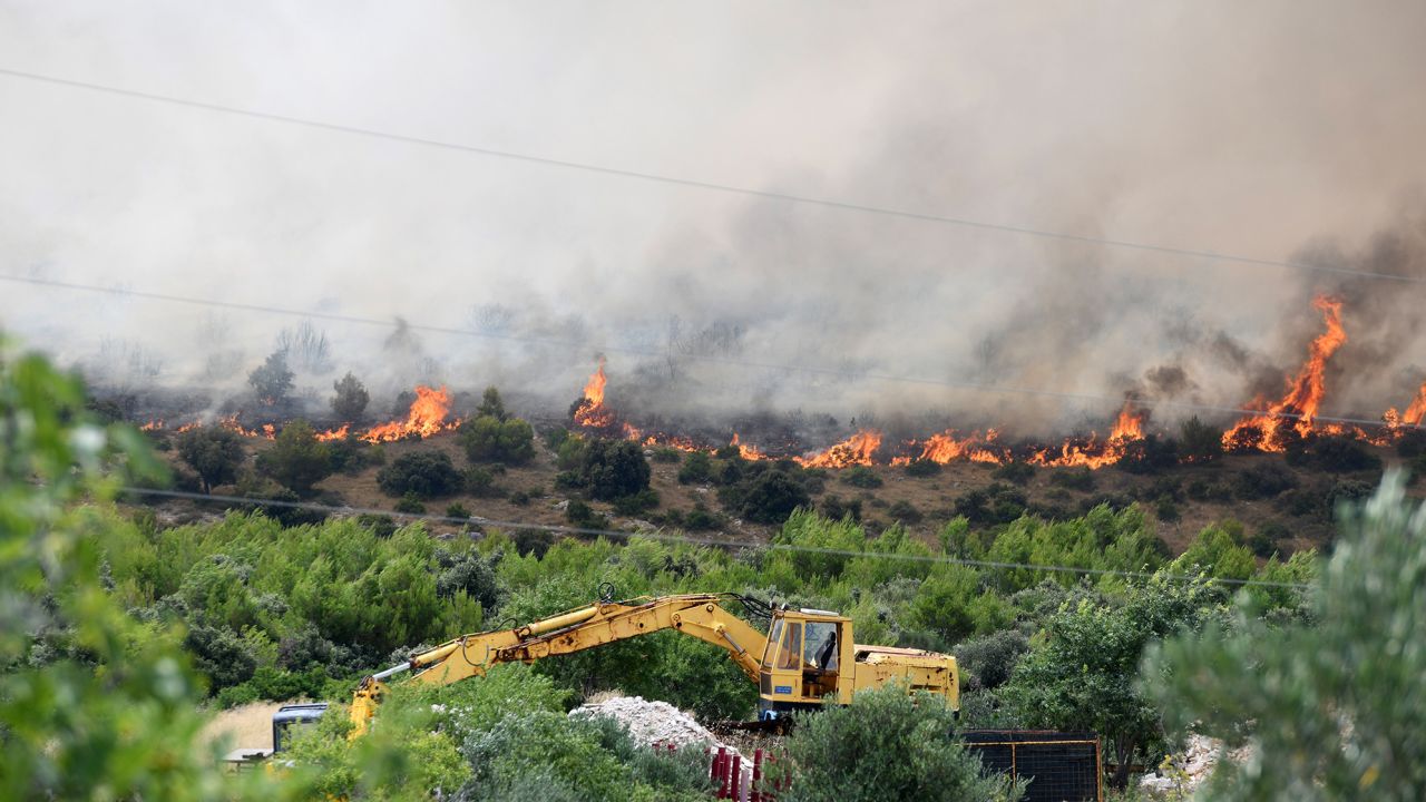 Një zjarr i madh shpërtheu në fshatin Grebasticë të Shibenikut, Kroaci më 13 korrik.