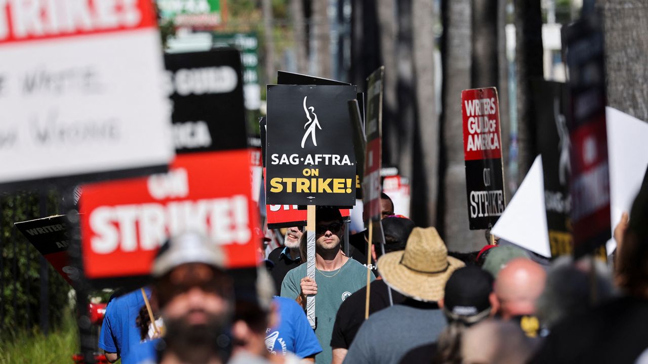 Актьорите на SAG-AFTRA пикетират в Лос Анджелис по време на продължаващата стачка срещу холивудските студия. 