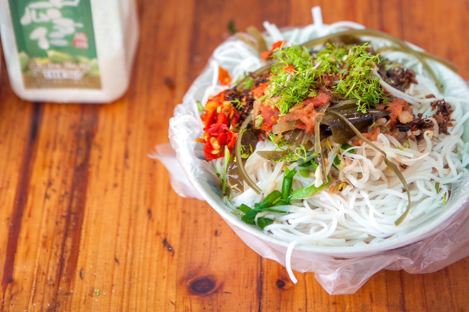 JINGHONG, YUNNAN, CHINA - 2014/09/20: Cold noodles with vinegar and sesame in the southern Yunnan city of Jinghong. (Photo by Leisa Tyler/LightRocket via Getty Images)