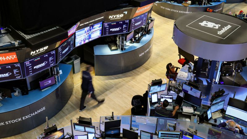 NextImg:Bulls and bears are locked in a battle for Wall Street | CNN Business