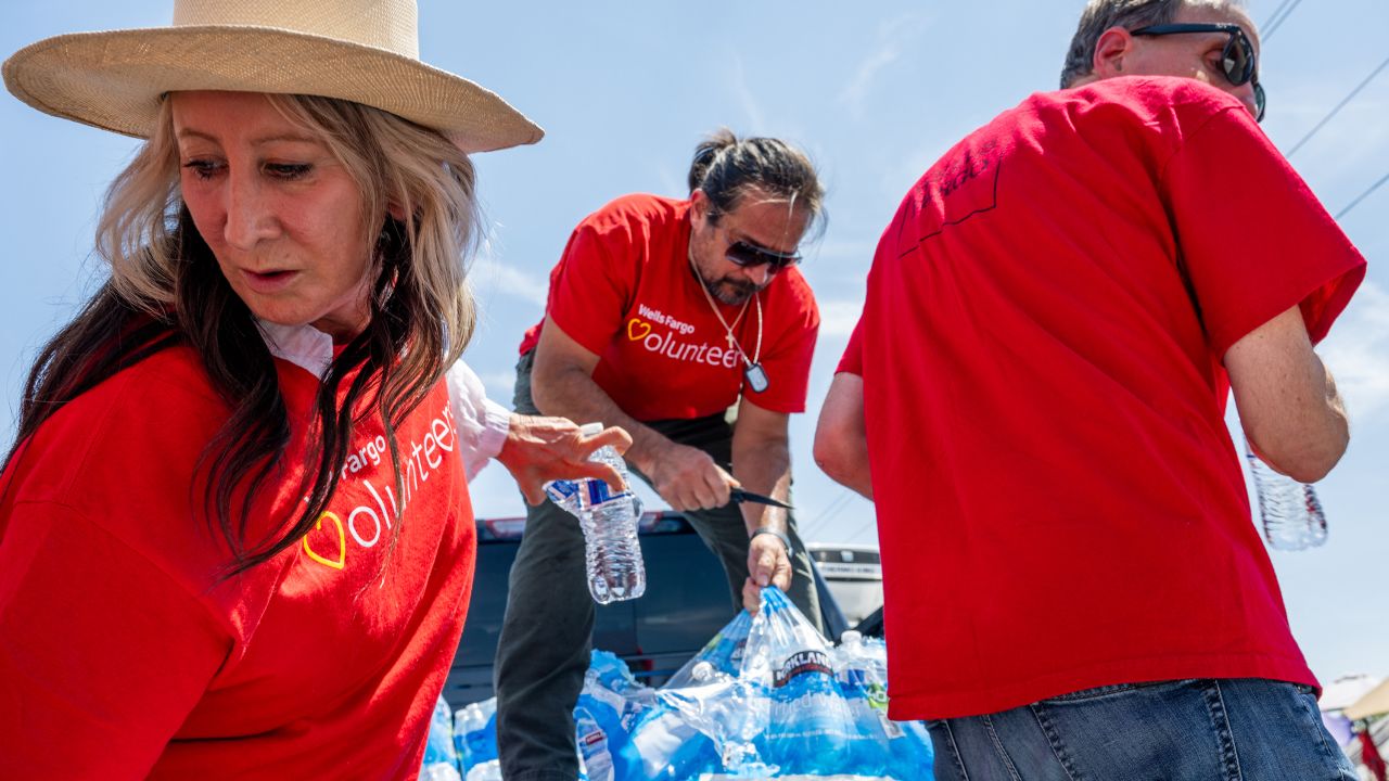 Die Stadt feuert weiter an und organisiert am Freitag Wasserflaschen für Obdachlose in Phoenix.  Ich bin
