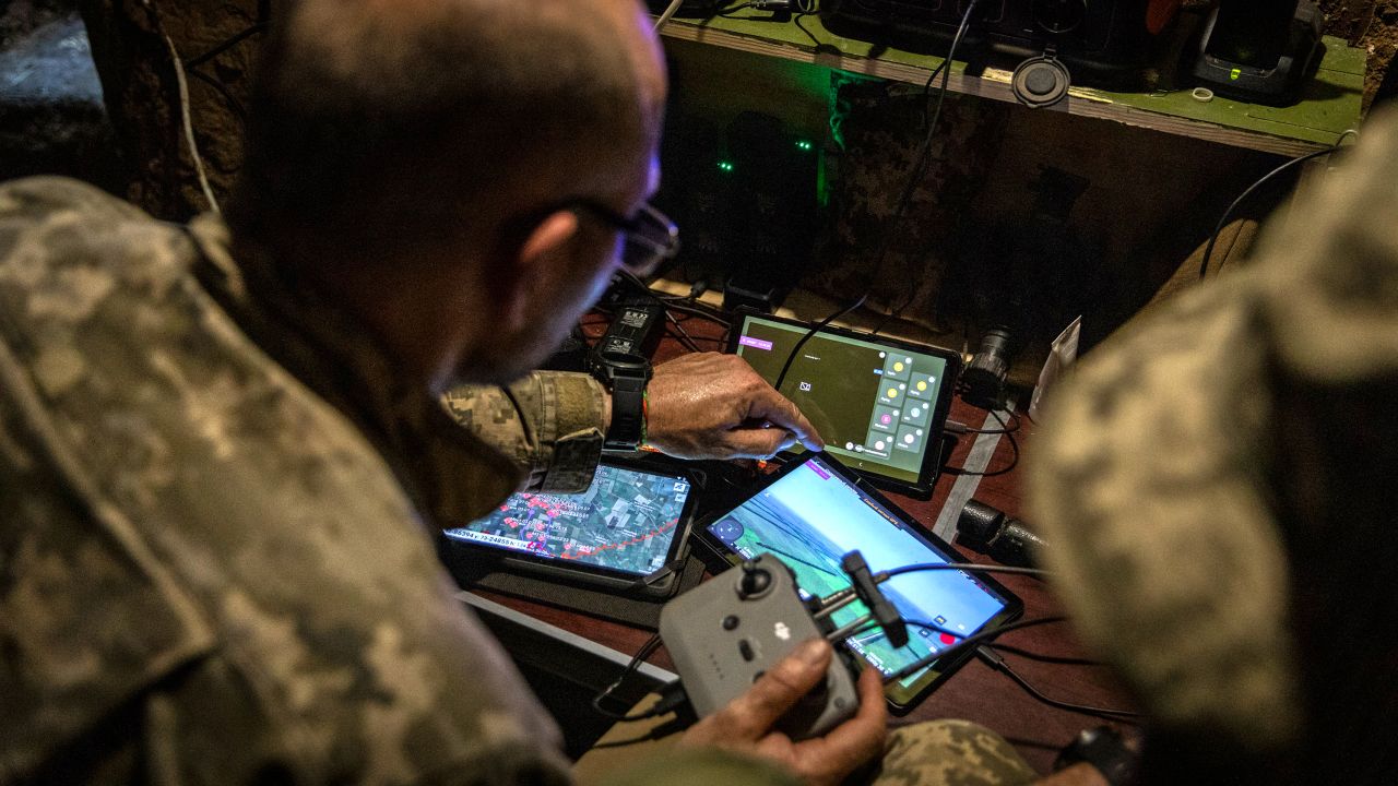 Se ve a un soldado pilotando un dron de vigilancia en el sótano en un lugar no revelado en la región de Zaporizhia en Ucrania.