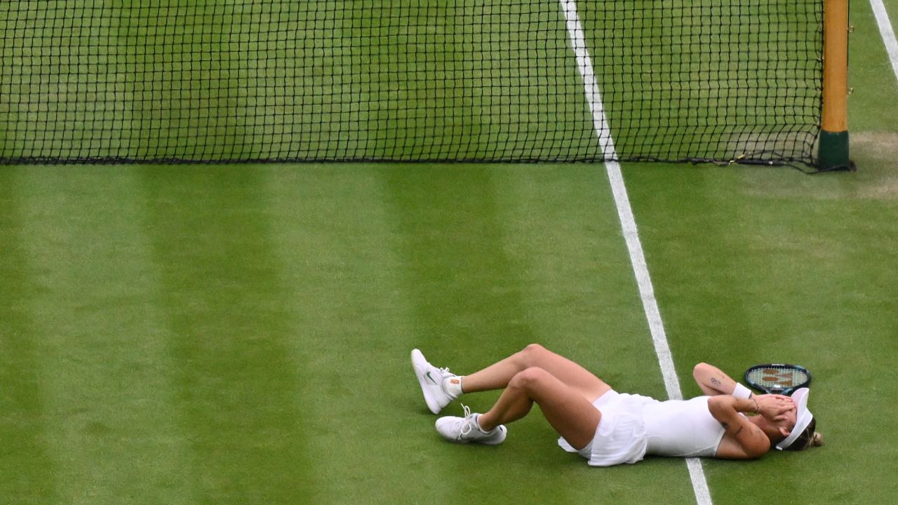 Marketa Vondrousova aus der Tschechischen Republik feiert am 15. Juli 2023 am dreizehnten Tag der Wimbledon Championships 2023 im All England Lawn Tennis Club in Wimbledon im Südwesten Londons ihren Sieg im letzten Tennisspiel der Damen gegen Ones Jabir aus Tunesien.