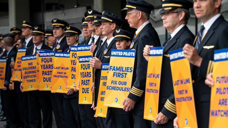United Airlines pilots reach tentative labor agreement with up to 40% raise