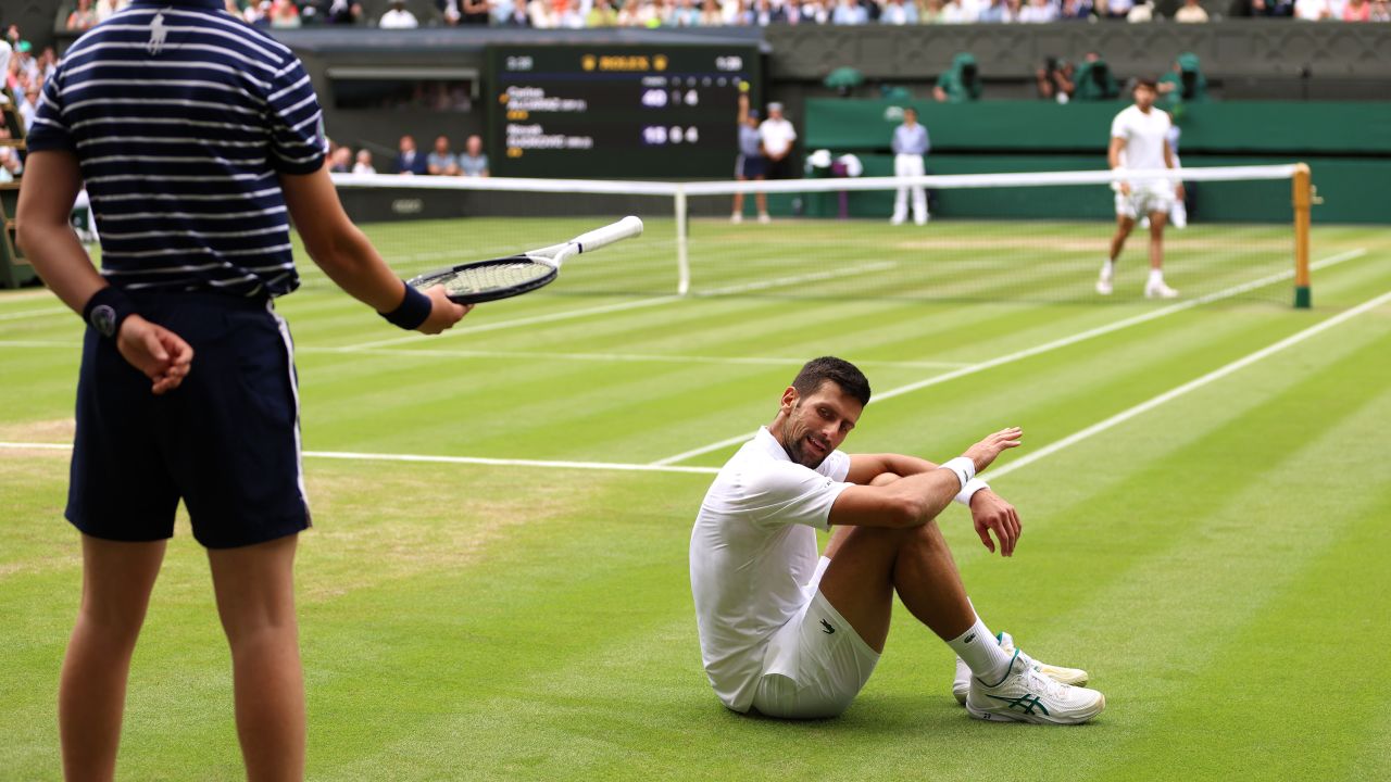 Novak Djokovic de Serbia reacciona después de caer en la final individual masculina contra Carlos Algaraz de España durante el día catorce del Campeonato de Wimbledon 2023 en el All England Lawn Tennis and Croquet Club el 16 de julio de 2023 en Londres, Inglaterra.