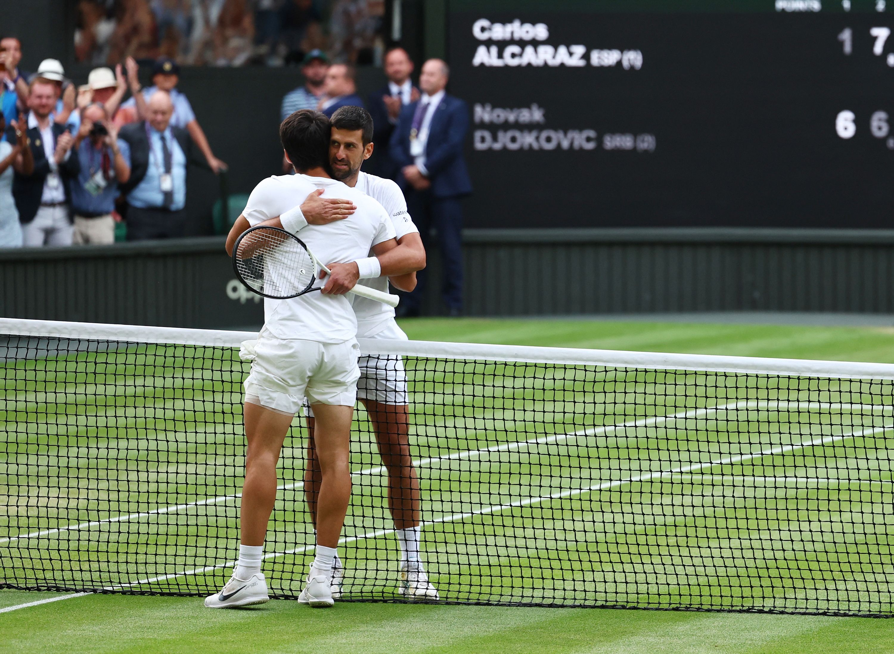 Carlos Alcaraz bate Djokovic em batalha na grama de Wimbledon e