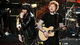 Eminem и Ed Sheeran свирят в Лос Анджелис по време на церемонията по въвеждане в Залата на славата на рокендрола 2022 през ноември. 