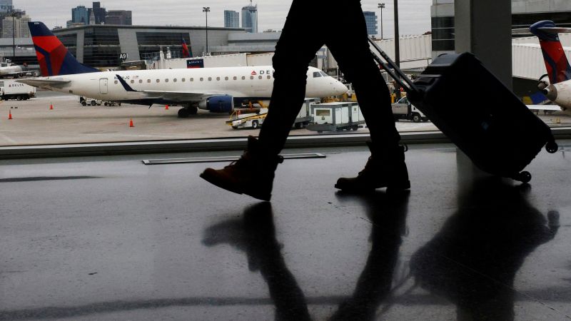 Хиляди полети са отложени или отменени след силни бури