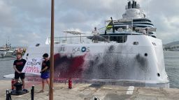 ​​​​​​​We spray paint using fire extinguishers against the 300 million euro mega-yacht of Nancy Walton, heiress to #Walmart and one of the richest women in the world with a fortune of 8.7 billion dollars 