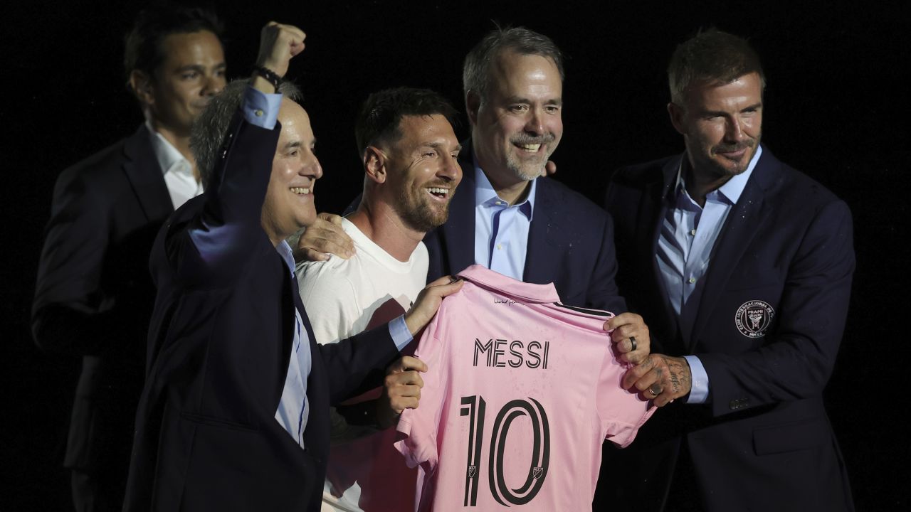 FORT LAUDERDALE, FLORIDA - JULY 16: (L-R) Managing owner Jorge Mas, Lionel Messi, co-owner Jose Mas dan co-owner David Beckham berpose sebagai 