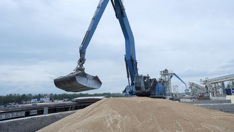 NextImg:Higher food prices and more hunger: Collapse of Black Sea grain deal poses a massive threat | CNN Business