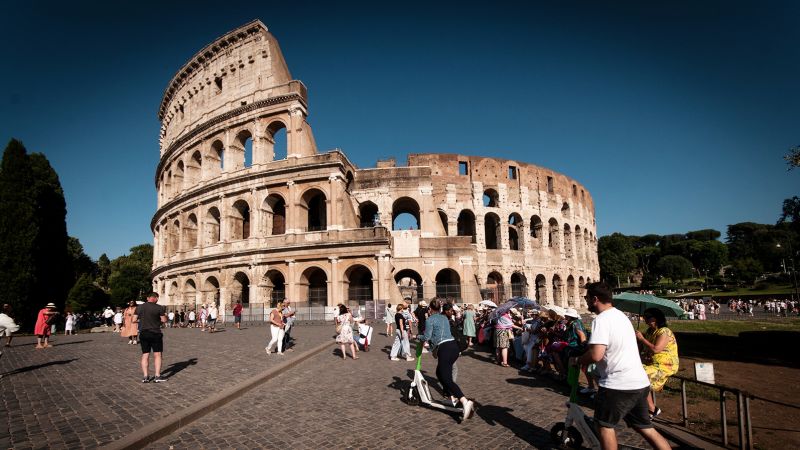 Im Rahmen einer Reihe von Vorfällen wurden weitere Touristen dabei erwischt, wie sie das antike Kolosseum in Rom verunstalteten Im Rahmen einer Reihe von Vorfällen wurden weitere Touristen dabei erwischt, wie sie das antike Kolosseum in Rom verunstalteten