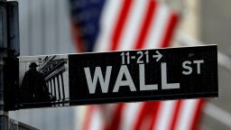 ФАЙЛ СНИМКА : Дъждовни капки висят на табела за Wall Street извън Нюйоркската фондова борса в Манхатън в Ню Йорк, Ню Йорк, САЩ, 26 октомври 2020 г. REUTERS/Mike Segar/File Photo