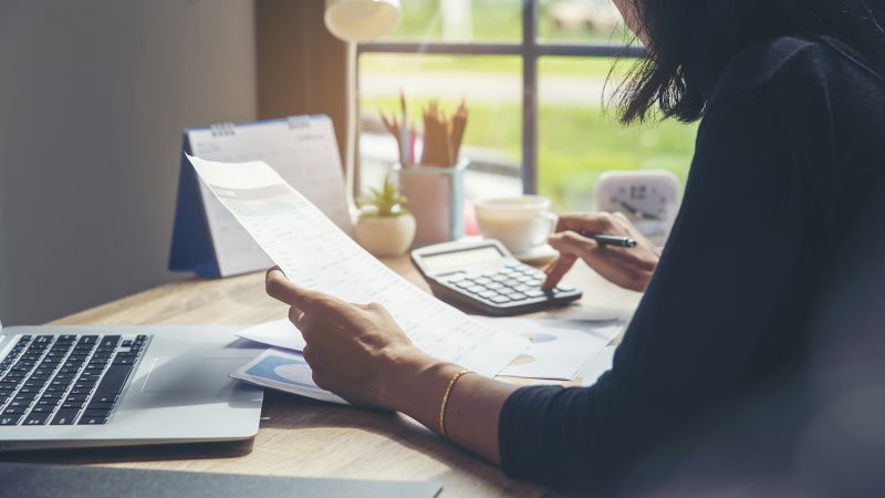 NextImg:Americans aren't rebuilding their savings fast enough | CNN Business