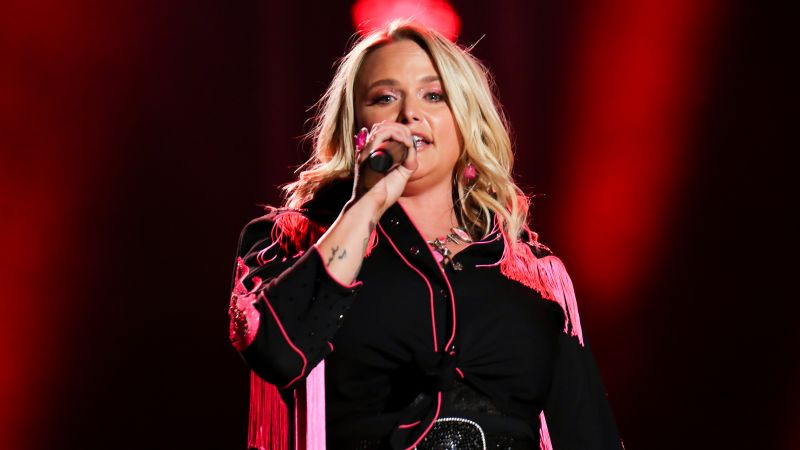 NextImg:Miranda Lambert pauses concert to call out selfie-takers | CNN