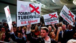 На тази снимка от ноември 2020 г. привържениците на избрания републикански сенатор Томи Тубървил се радват, докато го чакат да изнесе реч на партито си за гледане в хотел Renaissance в Монтгомъри, Алабама.