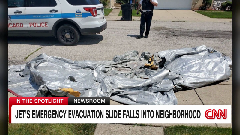 Jet’s emergency evacuation slide falls into Chicago neighborhood | CNN