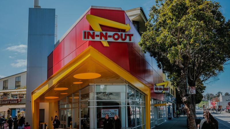 NextImg:In-N-Out bans mask wearing for employees in some states | CNN Business