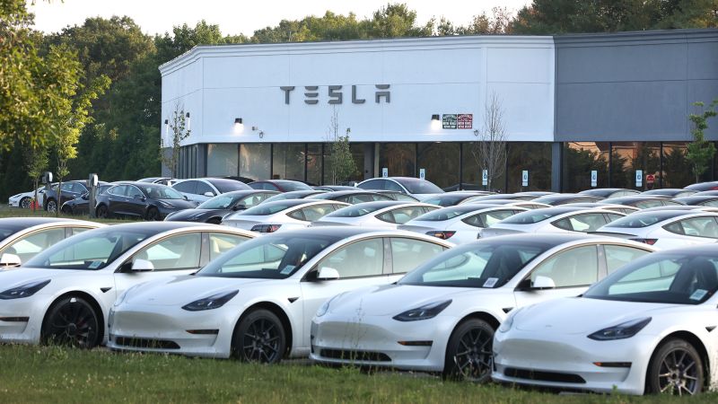 NextImg:Tesla directors will return $735 million to company to settle shareholder suit | CNN Business