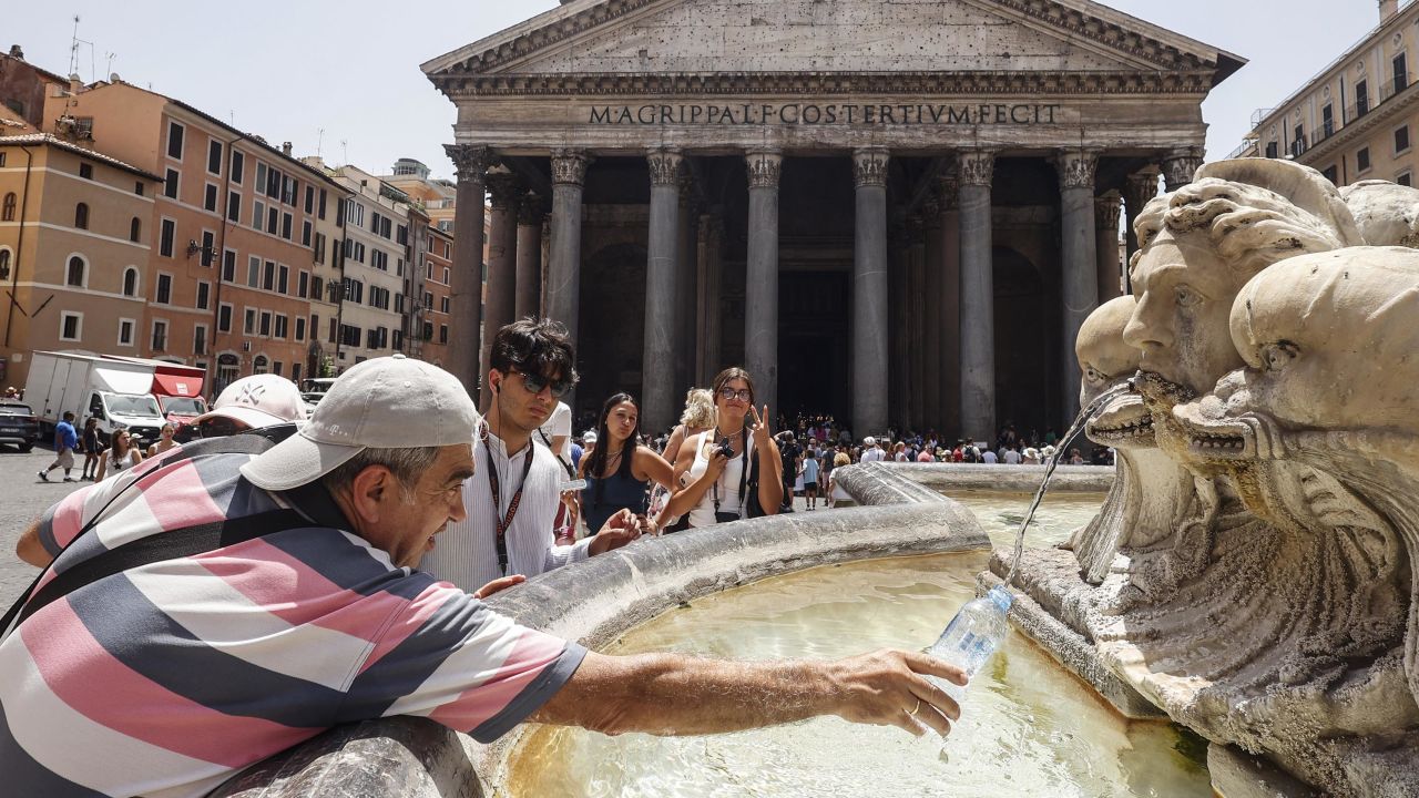 ROMA, ITALIA, 17 DE JULIO: Los turistas se refrescan en una fuente frente al Panteón, un día sagrado, el 17 de julio de 2023 en Roma, Italia.  16 ciudades italianas incluyen Roma, Bolonia y Florencia.  Se ha emitido una advertencia ya que se espera que las temperaturas aumenten en los próximos días.  (Foto de Riccardo De Luca/Agencia Anadolu vía Getty Images)