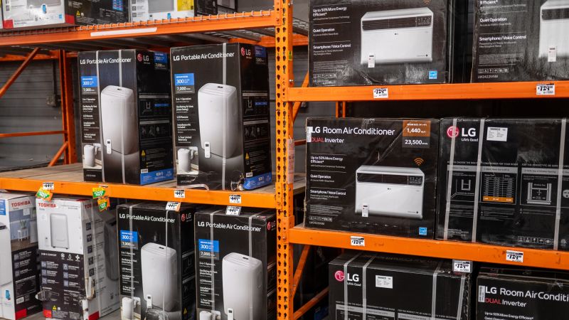 NextImg:Amazon is inundated with shoppers desperately trying to cool off | CNN Business