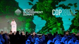 Султан ал-Джабер, главен изпълнителен директор на Abu Dhabi National Oil Co., говори по време на Световната среща на върха на правителството в Дубай, Обединени арабски емирства, вторник, 14 февруари 2023 г. Изборът на Обединените арабски емирства да води предстоящите преговори за климата COP28 в Дубай във вторник призова света да се „бори с изменението на климата, а не един с друг“, като се обърна директно към гнева, който активистите изпитват заради избора му. (AP Photo/Kamran Jebreili)