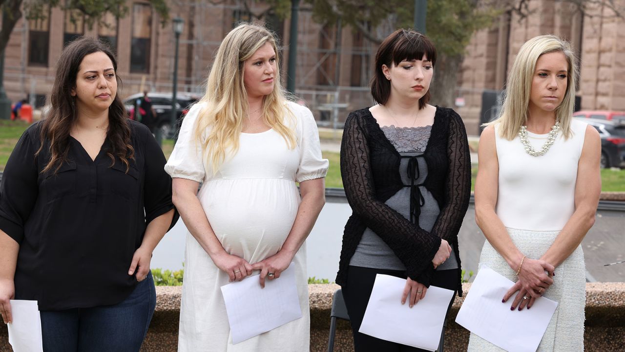   Las demandantes Anna Zargarian, Lauren Miller, Lauren Hall y Amanda Zurawski en el Capitolio del Estado de Texas después de presentar una demanda en nombre de los tejanos perjudicados por la prohibición estatal del aborto el 7 de marzo en Austin, Texas. 