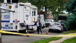 Властите претърсват дома на заподозрения Рекс Хойерман, вторник, 18 юли 2023 г., в парк Масапекуа, Ню Йорк. Детективите, разследващи отдавна неразкритите убийства, известни като убийствата в Гилго Бийч, продължиха претърсванията си, като наскоро включиха и складово съоръжение в Общност на Лонг Айлънд в Амитивил през уикенда. (AP Photo/John Minchillo)