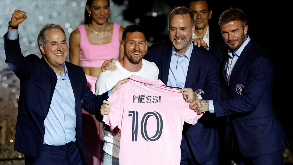 Soccer Football - Inter Miami CF unveil Lionel Messi - DRV PNK Stadium, Fort Lauderdale, Florida, United States - July 16, 2023New Inter Miami signing Lionel Messi poses with a club shirt with owners Jorge Mas, Jose R. Mas and David Beckham during the unveiling REUTERS/Marco Bello     TPX IMAGES OF THE DAY