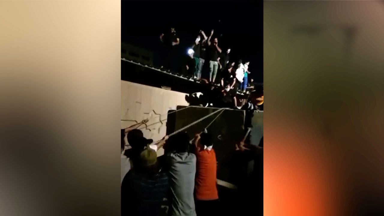 Dezenas de manifestantes invadiram a embaixada sueca em Bagdá depois que a polícia deu permissão para um protesto de queima do Alcorão em Estocolmo.