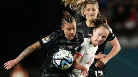 Soccer Football - FIFA Women's World Cup Australia and New Zealand 2023 - Group A - New Zealand v Norway - Eden Park, Auckland, New Zealand - July 20, 2023
New Zealand's Ria Percival and Katie Bowen in action with Norway's Caroline Graham Hansen REUTERS/David Rowland     TPX IMAGES OF THE DAY