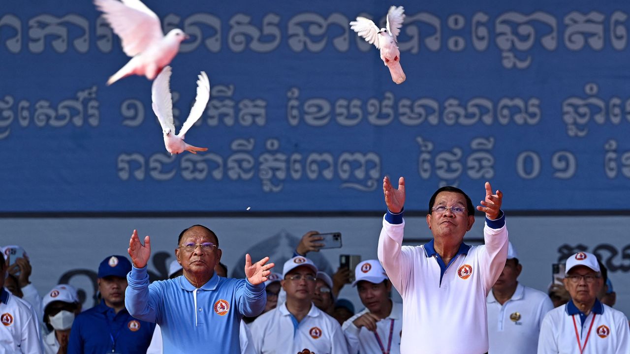 El primer ministro de Camboya, Hun Sen, libera palomas durante un mitin del gobernante Partido Popular de Camboya el 1 de julio de 2023.
