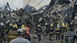 Персоналът на службата за спешна помощ работи на мястото на разрушена сграда след руска атака в Одеса, Украйна, четвъртък, 20 юли 2023 г.