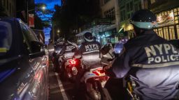 НЮ ЙОРК, СЪЕДИНЕНИТЕ ЩАТИ - 25 МАЙ: Силите за сигурност предприемат мерки около района, където протестиращите се събират, за да отбележат третата годишнина от смъртта на Джордж Флойд, призовавайки за отчетност и реформи в полицейските практики в центъра на Манхатън, Ню Йорк, САЩ на 25 май 2023 г. С напредването на вечерта демонстрацията прерасна в насилие, което доведе до ареста на най-малко двама души. Джордж Флойд, 46-годишен чернокож мъж, беше убит на 25 май 2020 г. в Минеаполис, Минесота от полицай Дерек Шовин, който го притисна към земята с коляно на врата му за повече от девет минути. (Снимка от Selcuk Acar/Anadolu Agency чрез Getty Images)