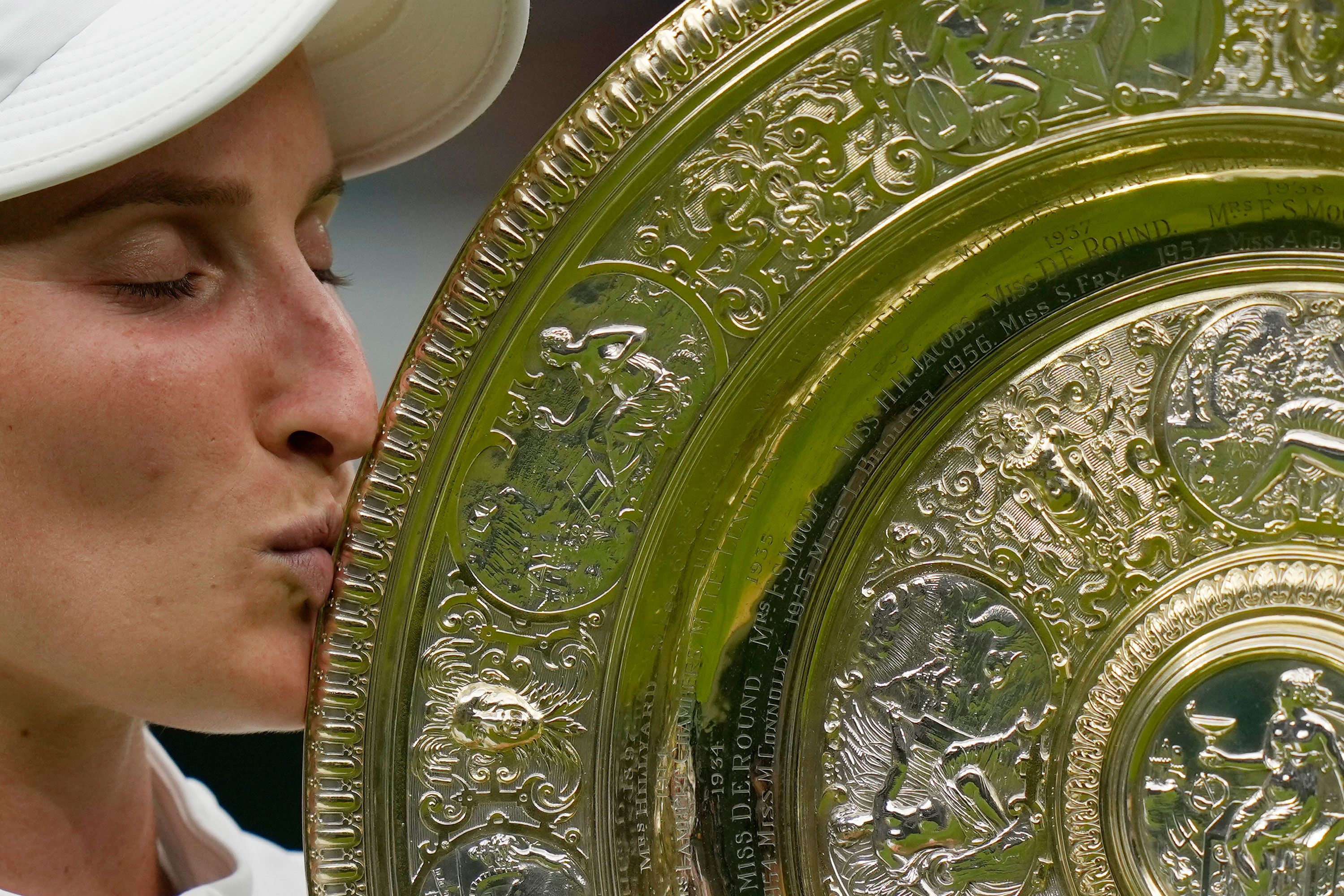 Markéta Vondroušová wins Wimbledon.