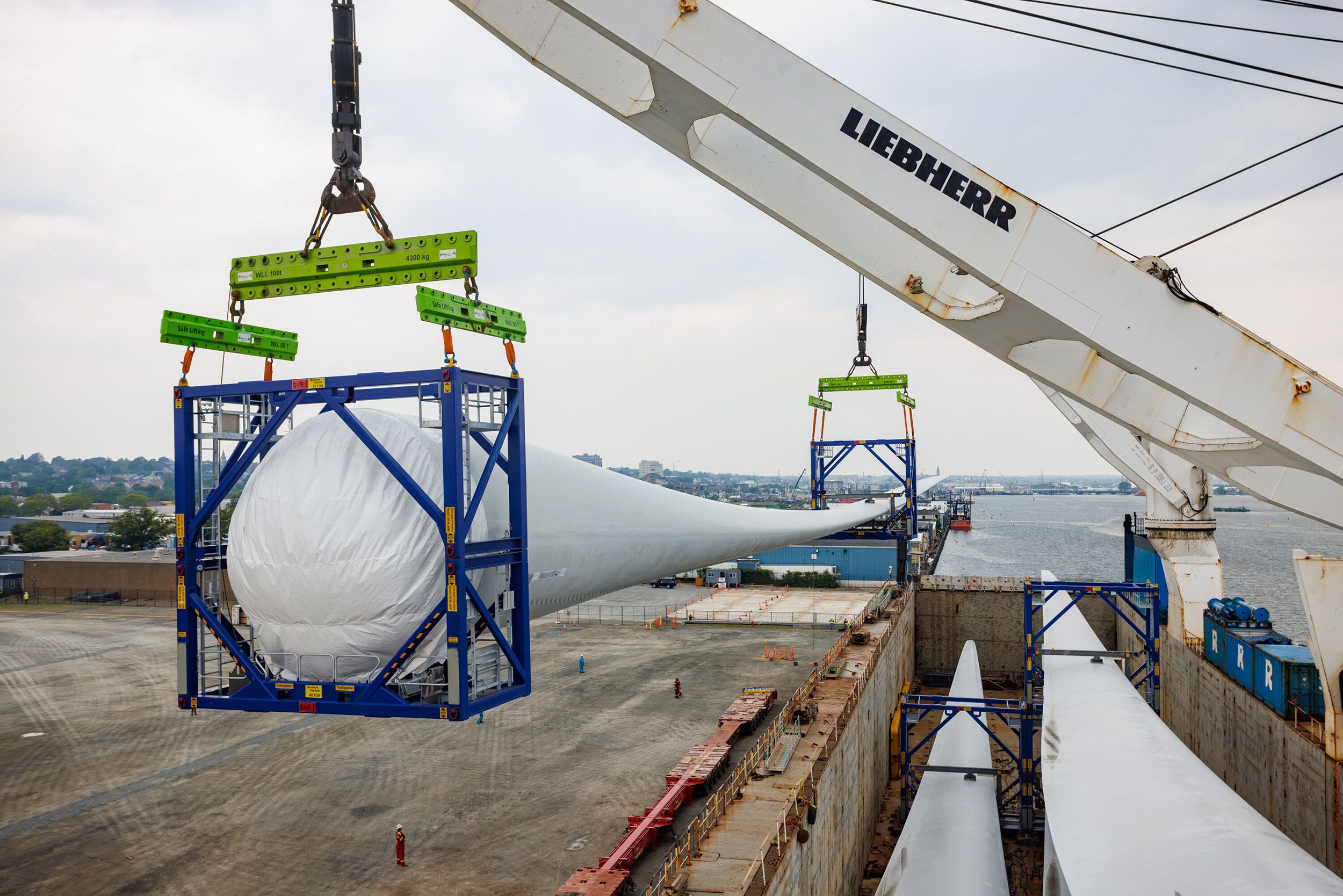 Offshore Wind Runs Into Rising Costs and Delays - The New York Times