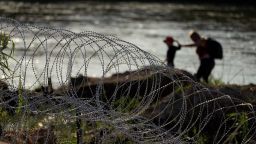 Мигранти вървят по жицата, докато се опитват да пресекат Рио Гранде при Тексас-САЩ. граница в Игъл Пас, Тексас, четвъртък, 6 юли 2023 г. (AP Photo/Eric Gay)