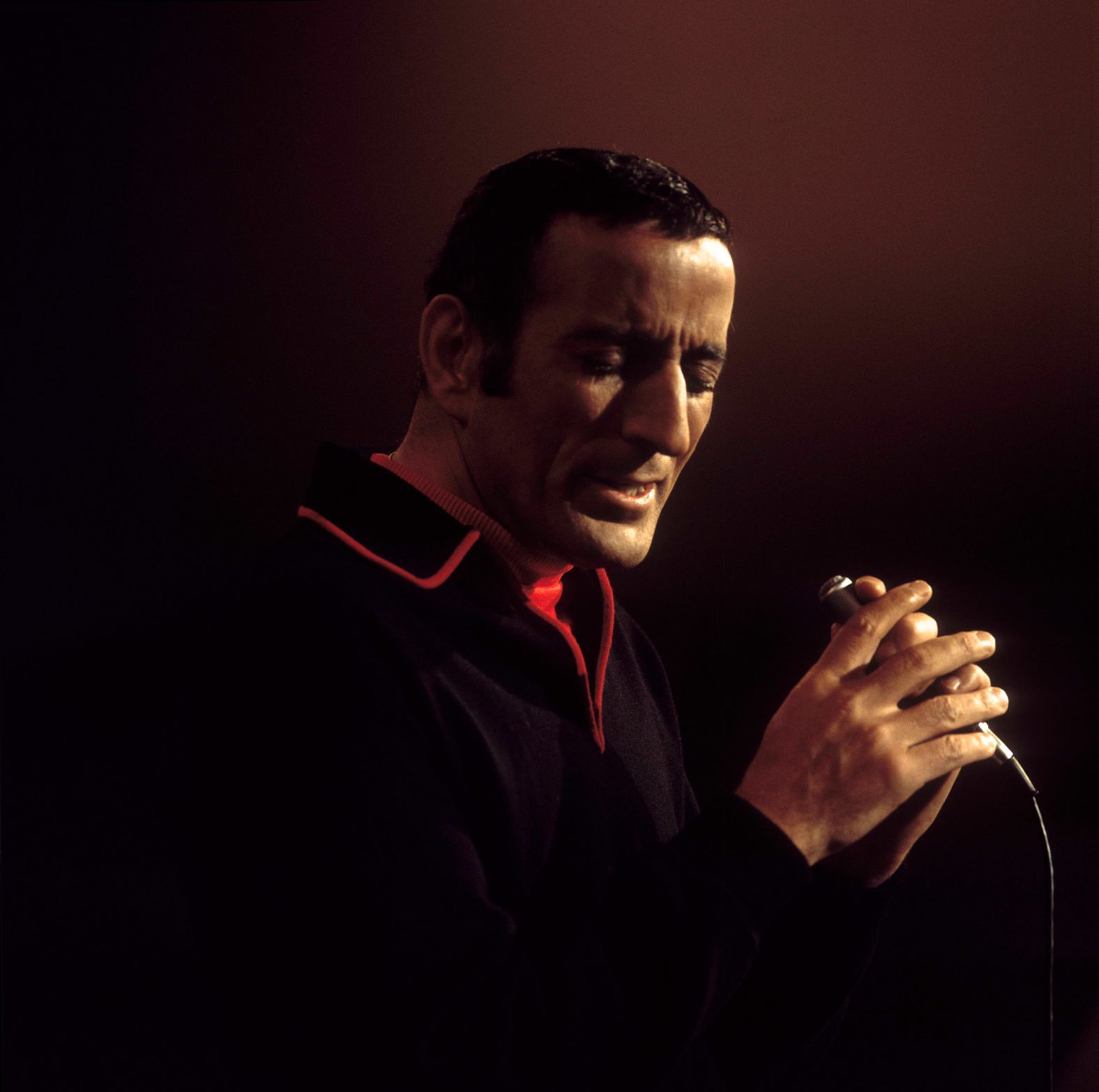 Bennett performs live on stage for a TV broadcast in 1962.