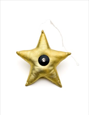 This item tells the story of a woman, Elaine, who sewed and sold star-shaped gifts prior to her murder.