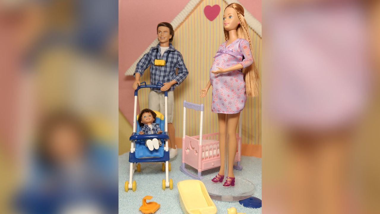 Pregnant Midge was featured in Mattel's Happy Family Barbie Collection that also included Alan (pictured here behind the stroller).