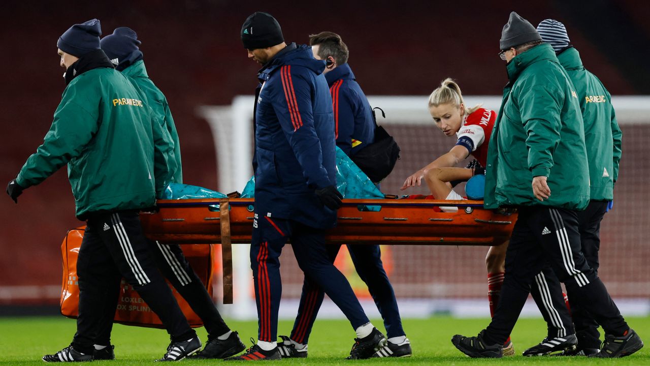 Vivianne Miedema es consolada por su compañera de equipo en el Arsenal, Leah Williamson, después de sufrir una lesión en el ligamento cruzado anterior en diciembre.