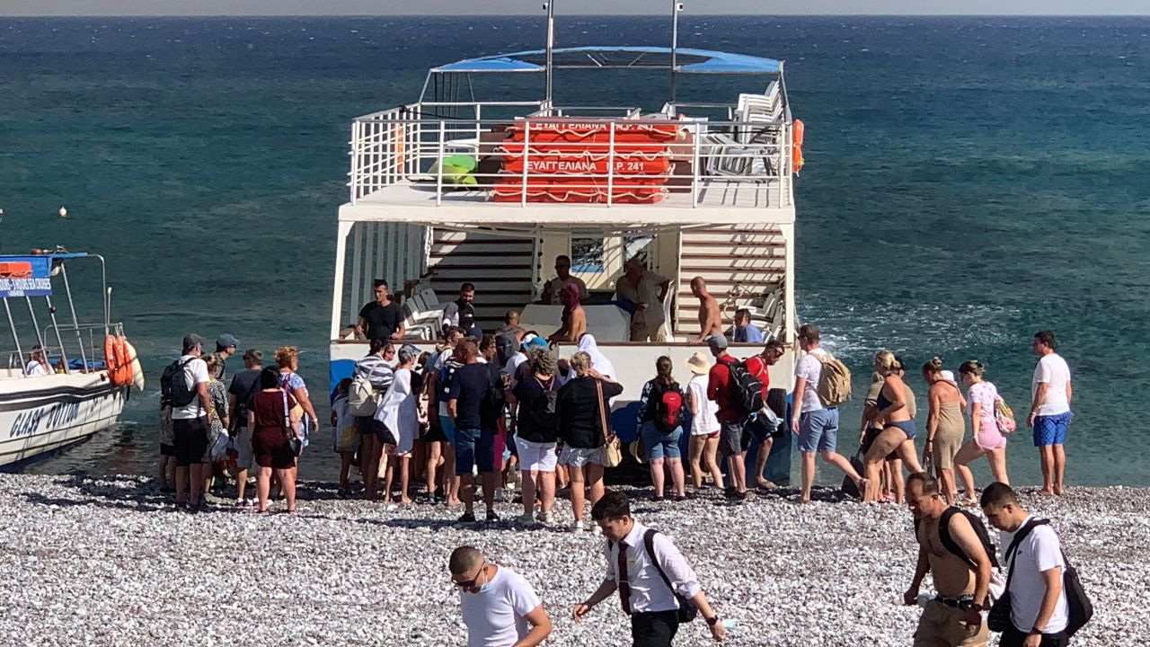 Bazı turistleri güvenli bir yere götürmek için tekneler kullanıldı.