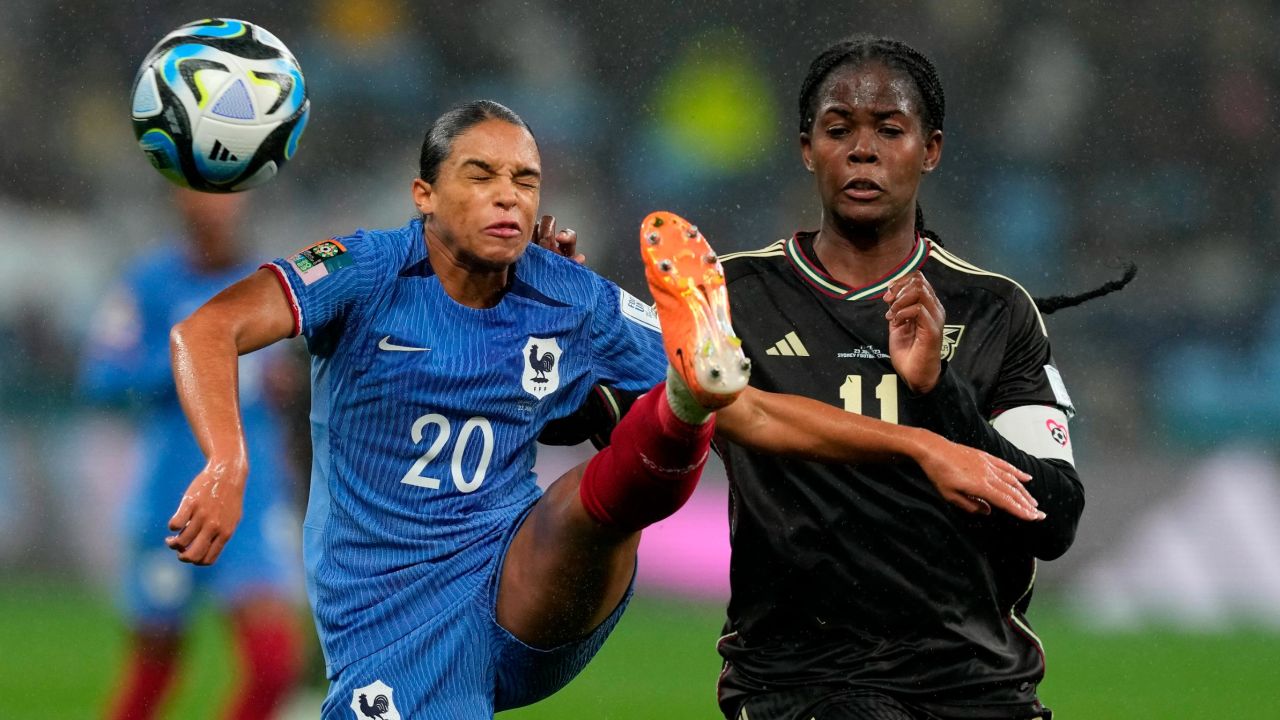 France's Estelle Cascarino, left, and Jamaica's Khadija Shaw battle for the ball during the Women's World Cup Group F soccer match between France and Jamaica at the Sydney Football Stadium in Sydney, Australia, Sunday, July 23, 2023.