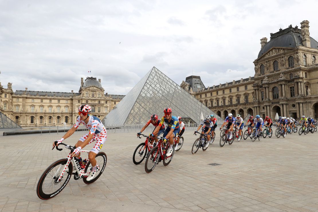 PARIS, FRANCE - JULY 23: (L-R) Giulio Ciccone of Italy and Team Lidl-Trek - Polka Dot Mountain Jersey and a general view of the peloton passing close to the Louvre Museum Pyramid during the stage twenty-one of the 110th Tour de France 2023 a 11 5.1km stage from Saint-Quentin-en-Yvelines to Paris / #UCIWT / on July 23, 2023 in Paris, France. (Photo by Michael Steele/Getty Images)