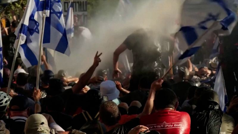Video: Israeli police fire watercanon at anti-government protesters | CNN