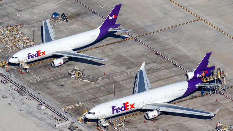 Read more about the article FedEx pilots reject 30% pay hike proposal but a strike isn’t imminent – CNN