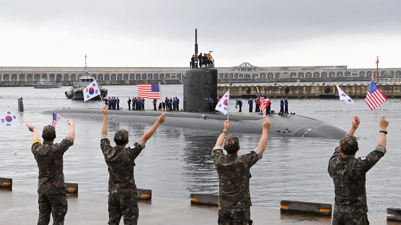Okręt podwodny amerykańskiej marynarki wojennej USS Annapolis zawija do portu w Jeju w Korei Południowej, 24 lipca 2023 r.