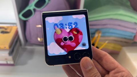 galaxy z flip 5 hands on 1 cnnu 13